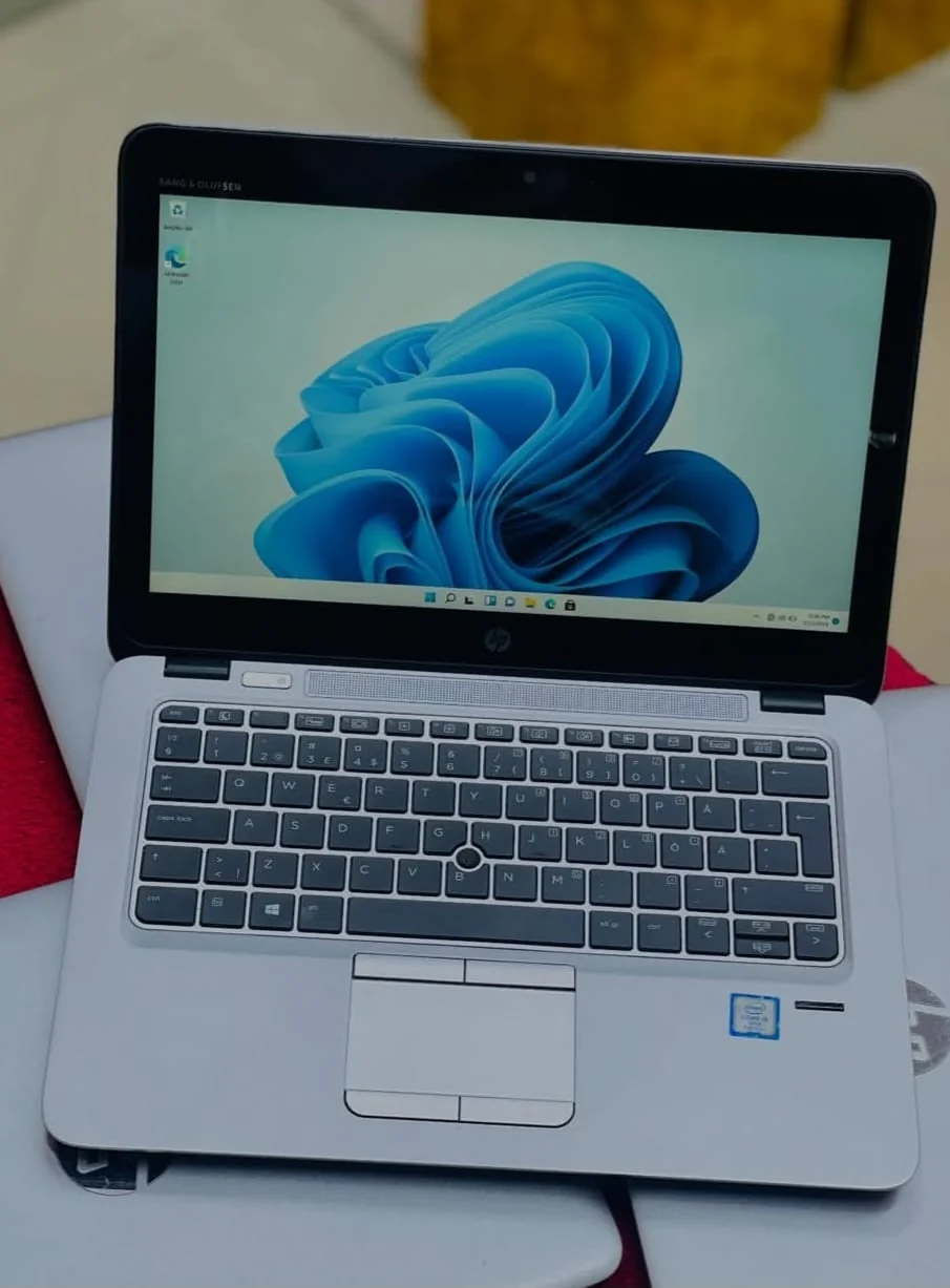 HP EliteBook 820 G3 | Intel Core i3 (6th Gen) | 8GB | 256GB SSD